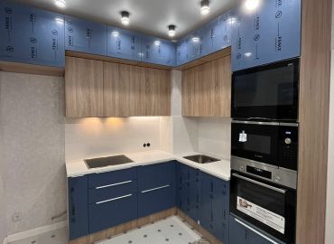 Г-образная столешница со стеновой панелью 