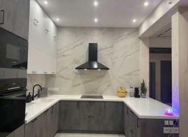 П-образная столешница с интегрированной мойкой 