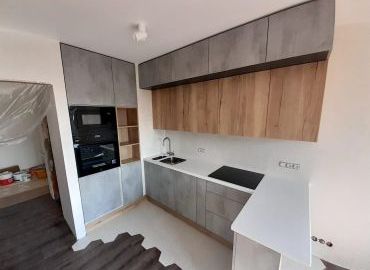 Белая столешница с металлической мойкой на две чаши