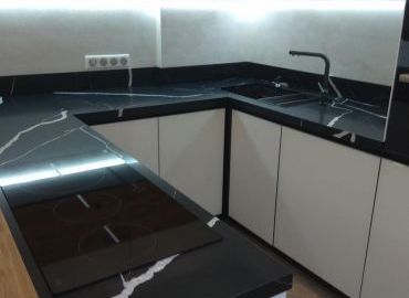 П-образная столешница из кварцевого агломерата