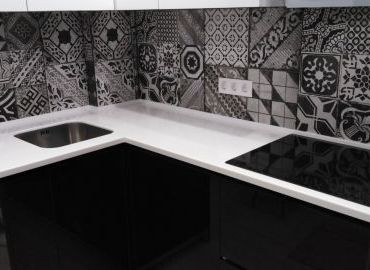 Белая столешница из искусственного камня Grandex P-104