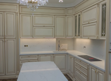 Кварцевая столешница со столом и стеновыми панелями